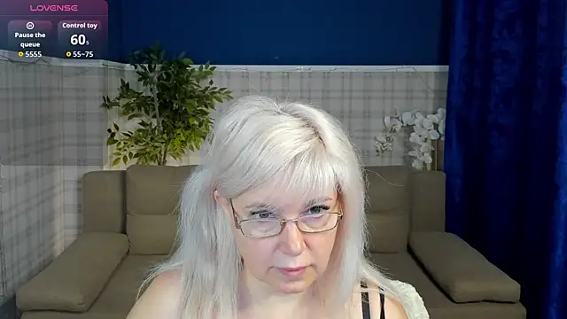 Snapshot of Hella_Fabel chatting on May 27, 1:04 am Hella Fabel online show from May 27, 1:04 am