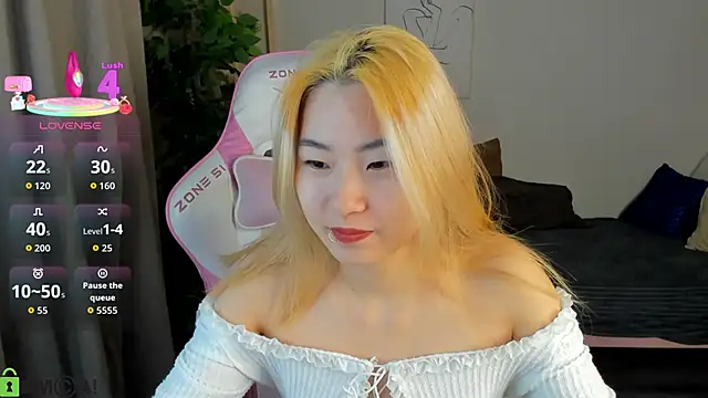 Snapshot of Aisi_18 chatting on October 2, 7:12 am Aisi 18 online show from October 2, 7:12 am