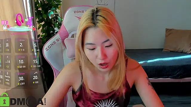 Snapshot of Aisi_18 chatting on October 8, 7:32 am Aisi 18 online show from October 8, 7:32 am
