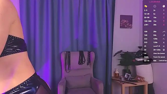 laracroftmansion online show from December 18, 7:07 pm