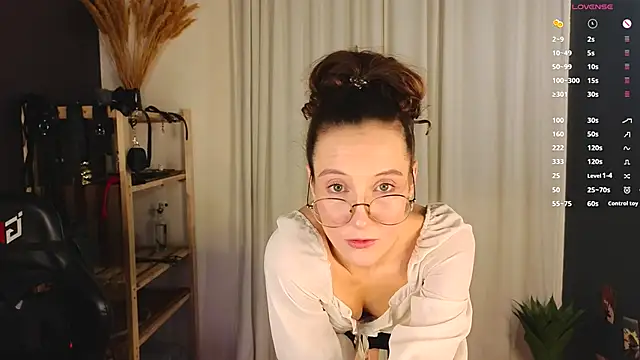 Snapshot of laracroftmansion chatting on October 4, 5:14 pm laracroftmansion online show from October 4, 5:14 pm