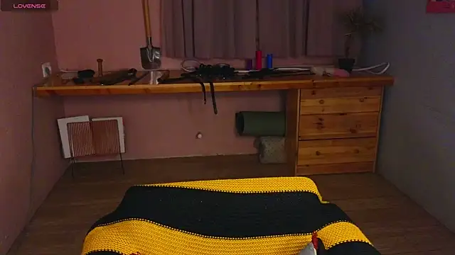 laracroftmansion online show from May 26, 4:27 pm