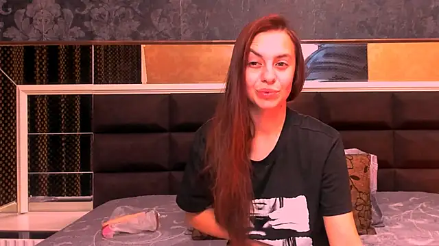 Snapshot of MillieTinny chatting on November 8, 4:05 am MillieTinny online show from November 8, 4:05 am