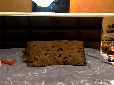 Snapshot of MillieTinny chatting on October 20, 7:03 pm MillieTinny online show from October 20, 7:03 pm