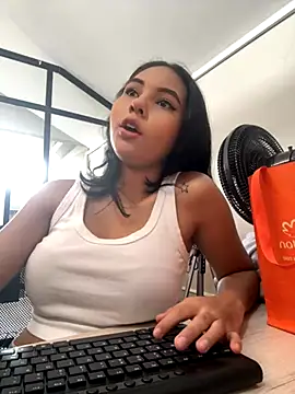 AlinnaRosee  online show from December 2, 4:30 pm