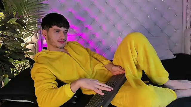 LiamMuller online show from December 3, 12:26 pm