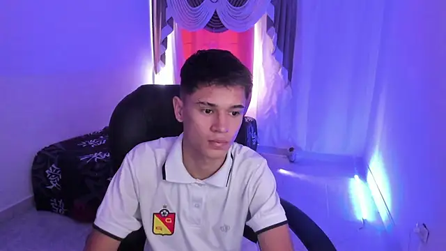 Snapshot of Aron_Boyy chatting on December 18, 7:18 pm Aron Boyy online show from December 18, 7:18 pm