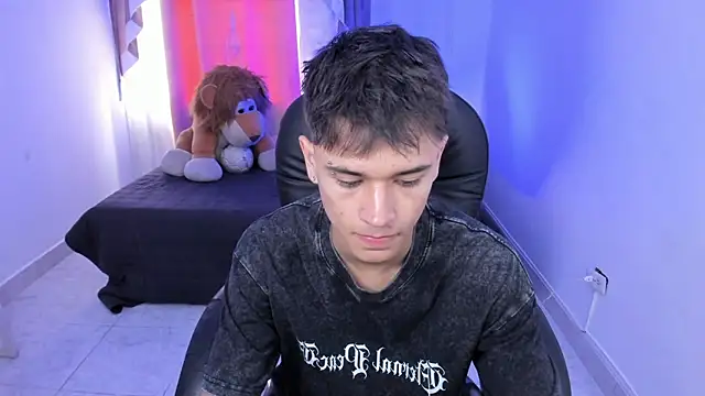 Snapshot of Aron_Boyy chatting on February 24, 8:21 pm Aron Boyy online show from February 24, 8:21 pm