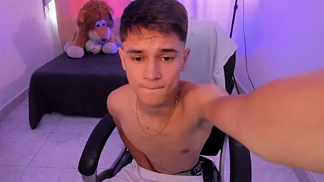 Aron Boyy online show from April 2, 8:15 pm