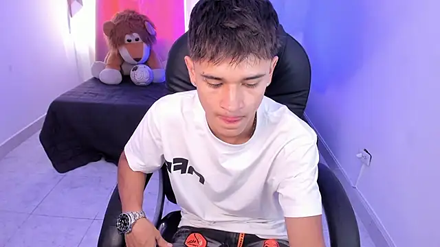 Snapshot of Aron_Boyy chatting on February 17, 7:33 pm Aron Boyy online show from February 17, 7:33 pm