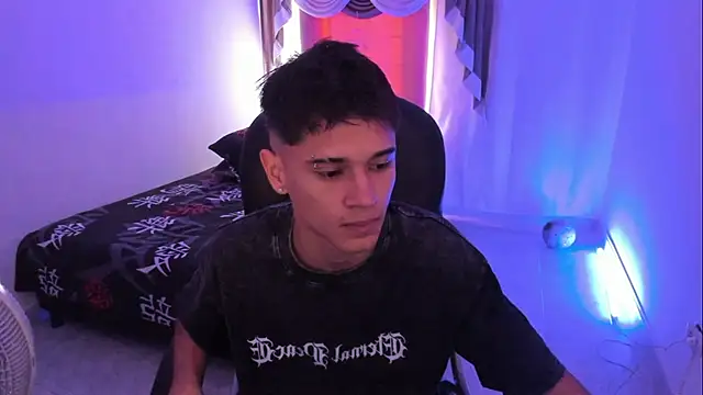 Aron Boyy online show from December 5, 7:45 pm