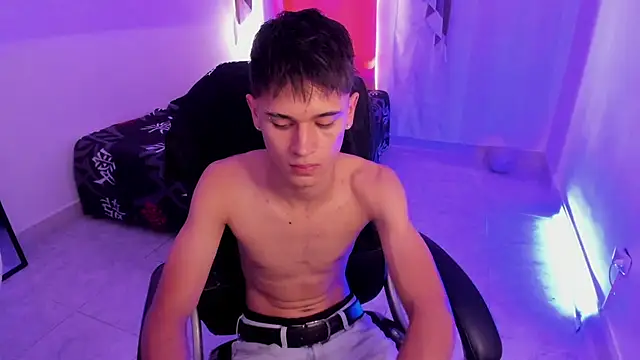 Snapshot of Aron_Boyy chatting on December 15, 7:31 pm Aron Boyy online show from December 15, 7:31 pm