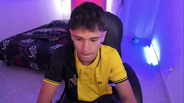 Aron Boyy online show from December 4, 7:35 pm