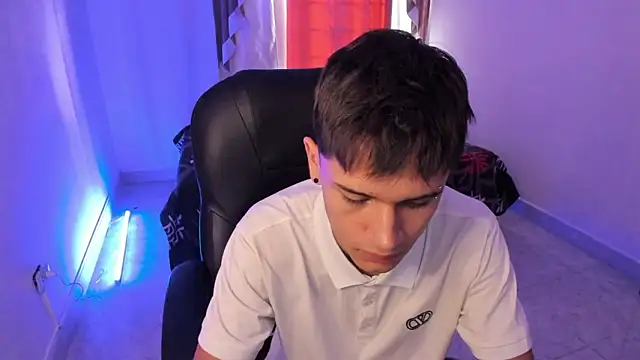 Snapshot of Aron_Boyy chatting on January 6, 8:13 pm Aron Boyy online show from January 6, 8:13 pm