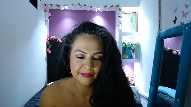 Snapshot of FunnyMatureXxX chatting on December 3, 7:35 pm FunnyMatureXxX online show from December 3, 7:35 pm