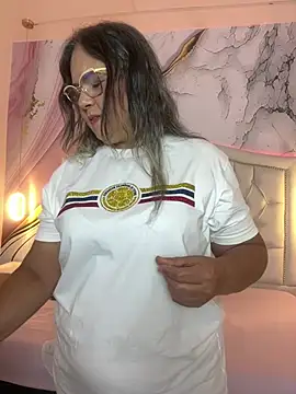 Snapshot of Lucy_Milf_474 chatting on June 18, 12:32 pm Lucy Milf 474 online show from June 18, 12:32 pm