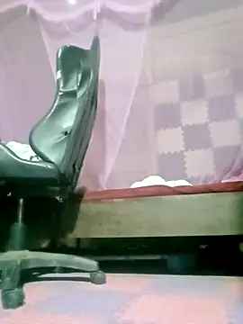 Surrilove online show from April 9, 11:00 pm