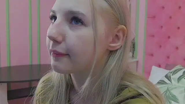 Snapshot of Sky_Cutie chatting on June 15, 4:23 am Sky Cutie online show from June 15, 4:23 am