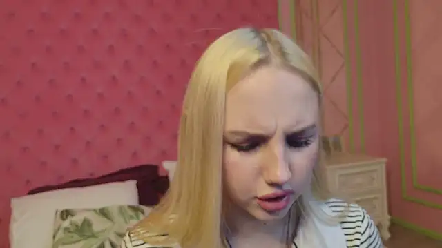 Snapshot of Sky_Cutie chatting on July 18, 4:32 am Sky Cutie online show from July 18, 4:32 am
