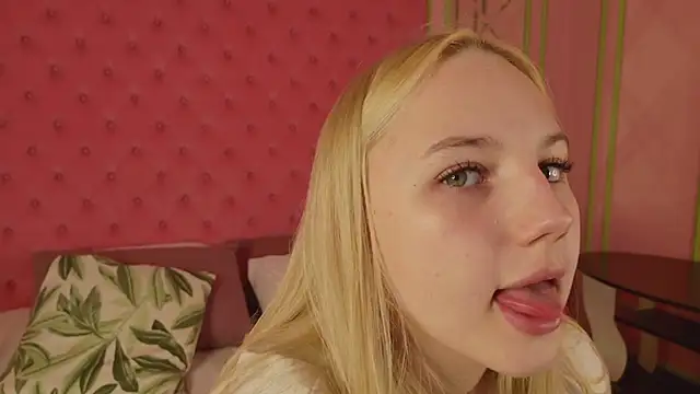 Snapshot of Sky_Cutie chatting on June 30, 4:34 am Sky Cutie online show from June 30, 4:34 am