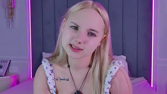 Snapshot of Sky_Cutie chatting on June 12, 4:21 am Sky Cutie online show from June 12, 4:21 am