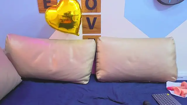 Snapshot of Victoria_Fallon chatting on October 24, 9:25 pm Victoria Fallon online show from October 24, 9:25 pm