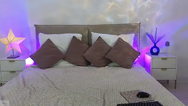 Jules night online show from December 4, 9:14 pm