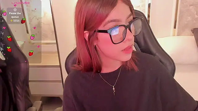 doll eyees  online show from October 8, 2:35 am