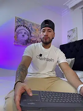 Thiago Hill online show from April 4, 5:14 am