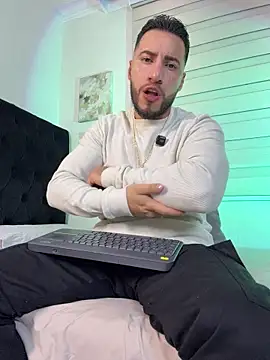 Thiago Hill online show from February 11, 1:49 am