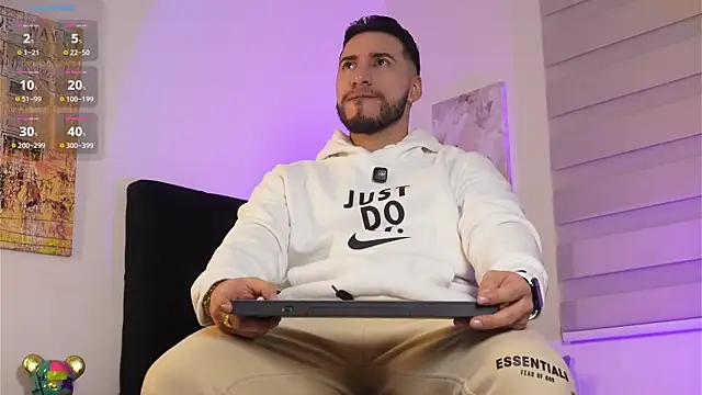 Thiago Hill online show from February 17, 12:30 am