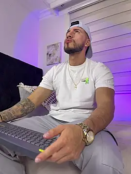 Thiago Hill online show from February 14, 8:42 pm