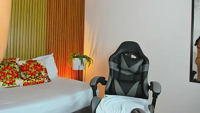 Snapshot of liliand_ chatting on December 5, 2:10 am liliand online show from December 5, 2:10 am