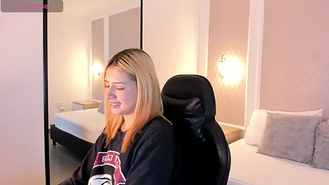 daniand  online show from November 11, 2:06 am