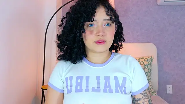 Snapshot of Tracielowe_w chatting on December 3, 3:40 am Tracielowe w online show from December 3, 3:40 am