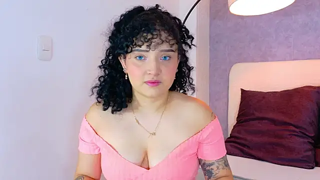 Snapshot of Tracielowe_w chatting on November 15, 3:32 am Tracielowe w online show from November 15, 3:32 am