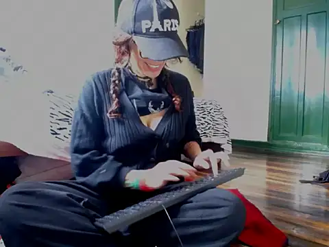 Snapshot of fenix_colette chatting on April 21, 7:20 pm fenix colette online show from April 21, 7:20 pm