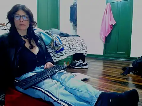 Snapshot of fenix_colette chatting on April 20, 12:13 am fenix colette online show from April 20, 12:13 am