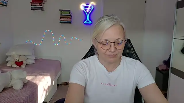 Linsy Kim online show from April 19, 4:41 pm