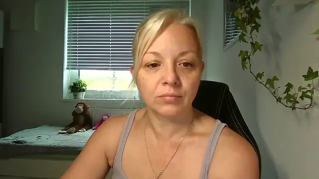 Snapshot of Linsy_Kim chatting on November 9, 7:01 am Linsy Kim online show from November 9, 7:01 am