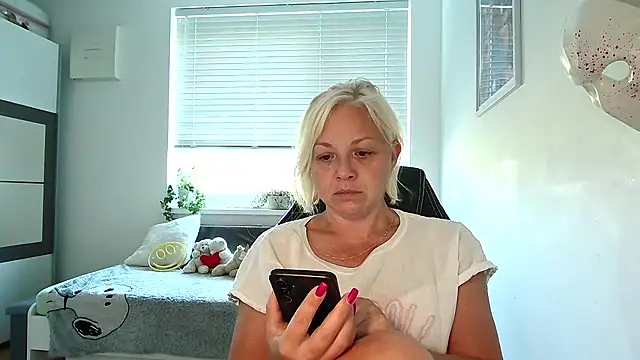 Snapshot of Linsy_Kim chatting on September 20, 7:13 am Linsy Kim online show from September 20, 7:13 am