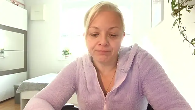 Snapshot of Linsy_Kim chatting on October 19, 8:50 am Linsy Kim online show from October 19, 8:50 am