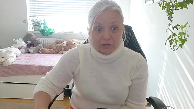 Snapshot of Linsy_Kim chatting on February 2, 12:15 pm Linsy Kim online show from February 2, 12:15 pm