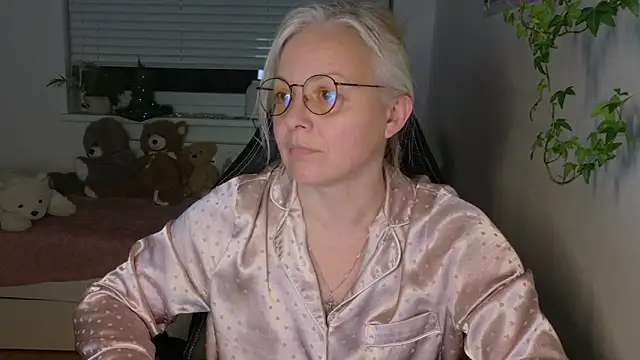 Snapshot of Linsy_Kim chatting on February 5, 11:00 pm Linsy Kim online show from February 5, 11:00 pm