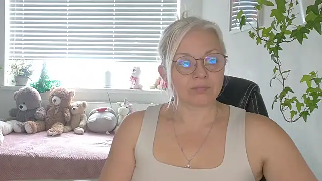 Snapshot of Linsy_Kim chatting on February 6, 12:34 pm Linsy Kim online show from February 6, 12:34 pm