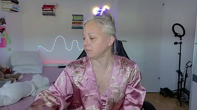 Linsy Kim online show from April 5, 8:43 am