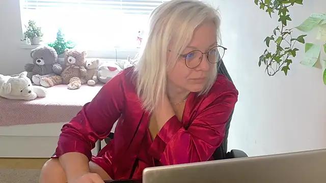 Snapshot of Linsy_Kim chatting on February 8, 10:35 am Linsy Kim online show from February 8, 10:35 am