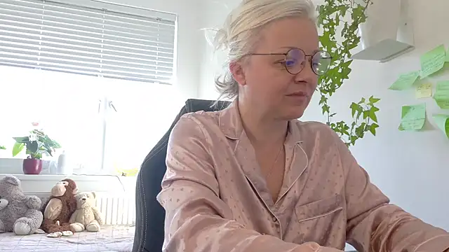 Linsy Kim online show from March 7, 10:10 am