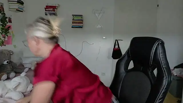 Linsy Kim online show from April 15, 1:59 pm