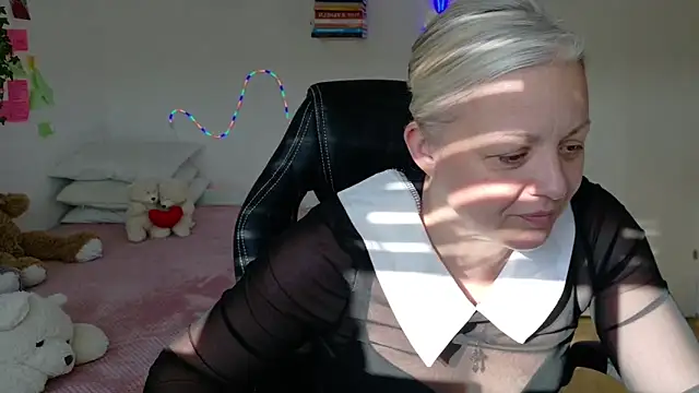 Linsy Kim online show from March 27, 3:02 pm